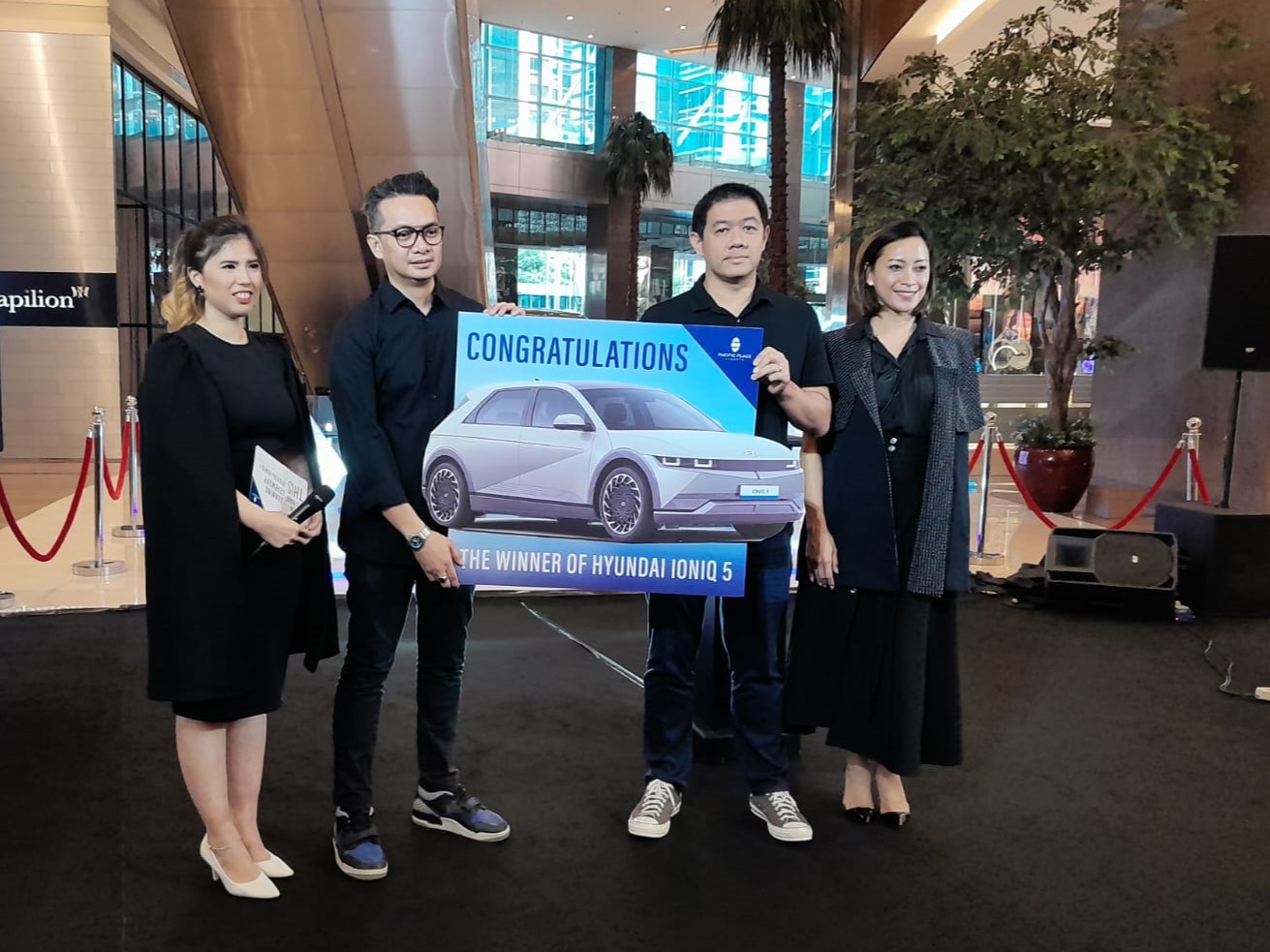 Pemberian hadiah utama bagi satu pembelanja Pacific Place Mall.