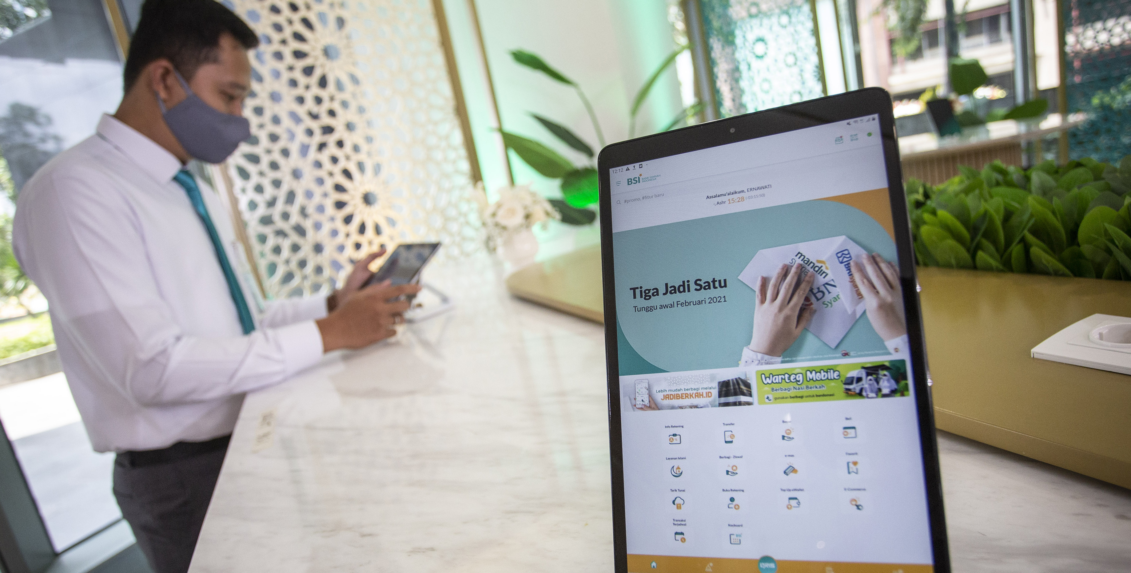 Pegawai mengoperasikan aplikasi Bank Syariah Indonesia (BSI)