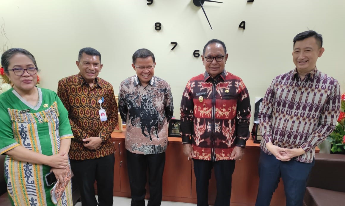 Head of ECED Tanoto Foundation, Eddy Henry (kanan), bersama Wagub NTT Josef Nae Soi (dua dari kanan) menyampaikan program penurunan stunting