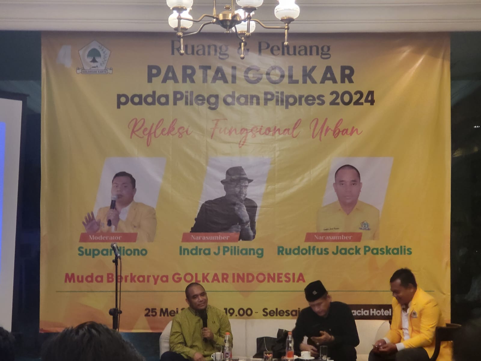 Diskusi politik membahas peluang Partai Golkar pada Pilpres dan Pileg 2024 di Jakarta, Kamis (25/5) malam.
