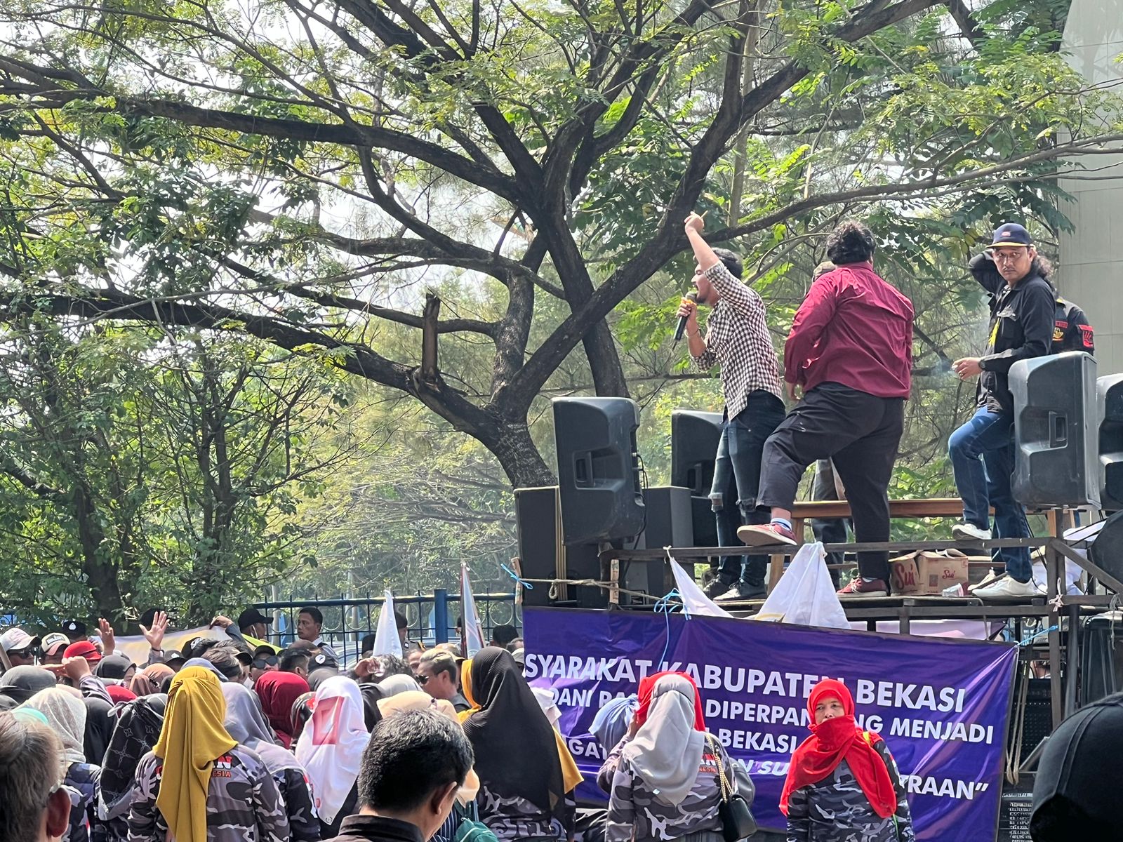 Warga Bekasi Demo Minta Penjabat Bupati Dani Ramdan Mundur