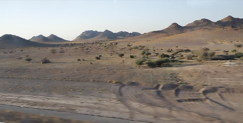 Rambu-rambu jalan di antara Mekkah ke Madinah bukan semata penunjuk jalan, tapi jugak mengajak berzikir.