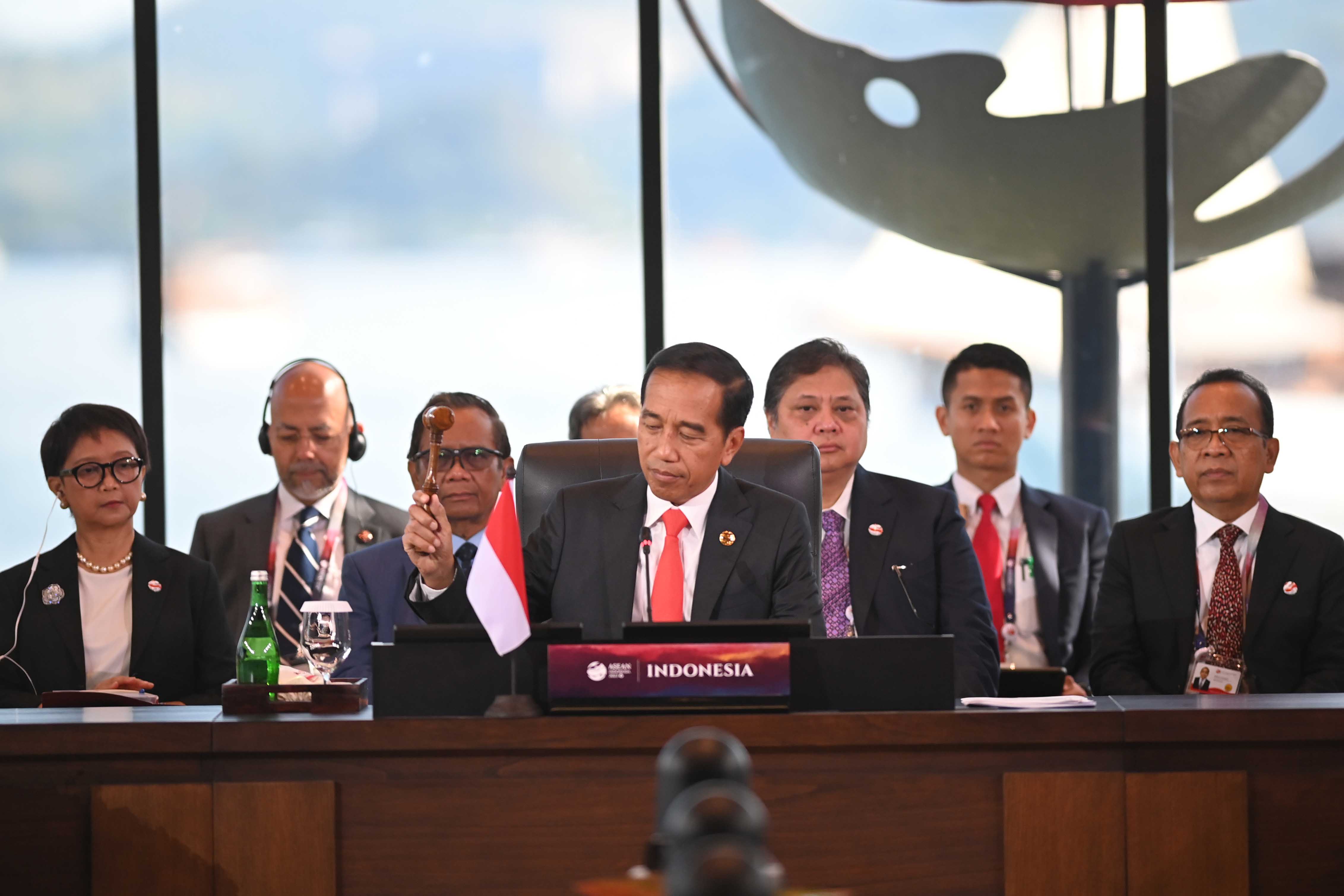 Presiden Indonesia Joko Widodo mengetok palu menandai dibukanya Konferensi Tingkat Tinggi (KTT) Ke-42 ASEAN