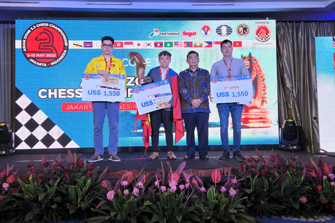 Penyerahan hadiah untuk kategori terbuka (open) Kejuaraan Catur Zona 3.3 Asia 2023 di Jakarta, Jumat (12/5).