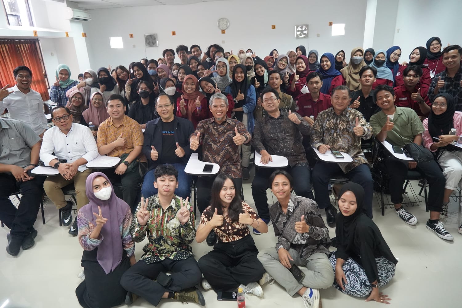  Plt Direktur Utama PT Semen Gresik Muchammad Supriyadi bersama mahasiswa UGM