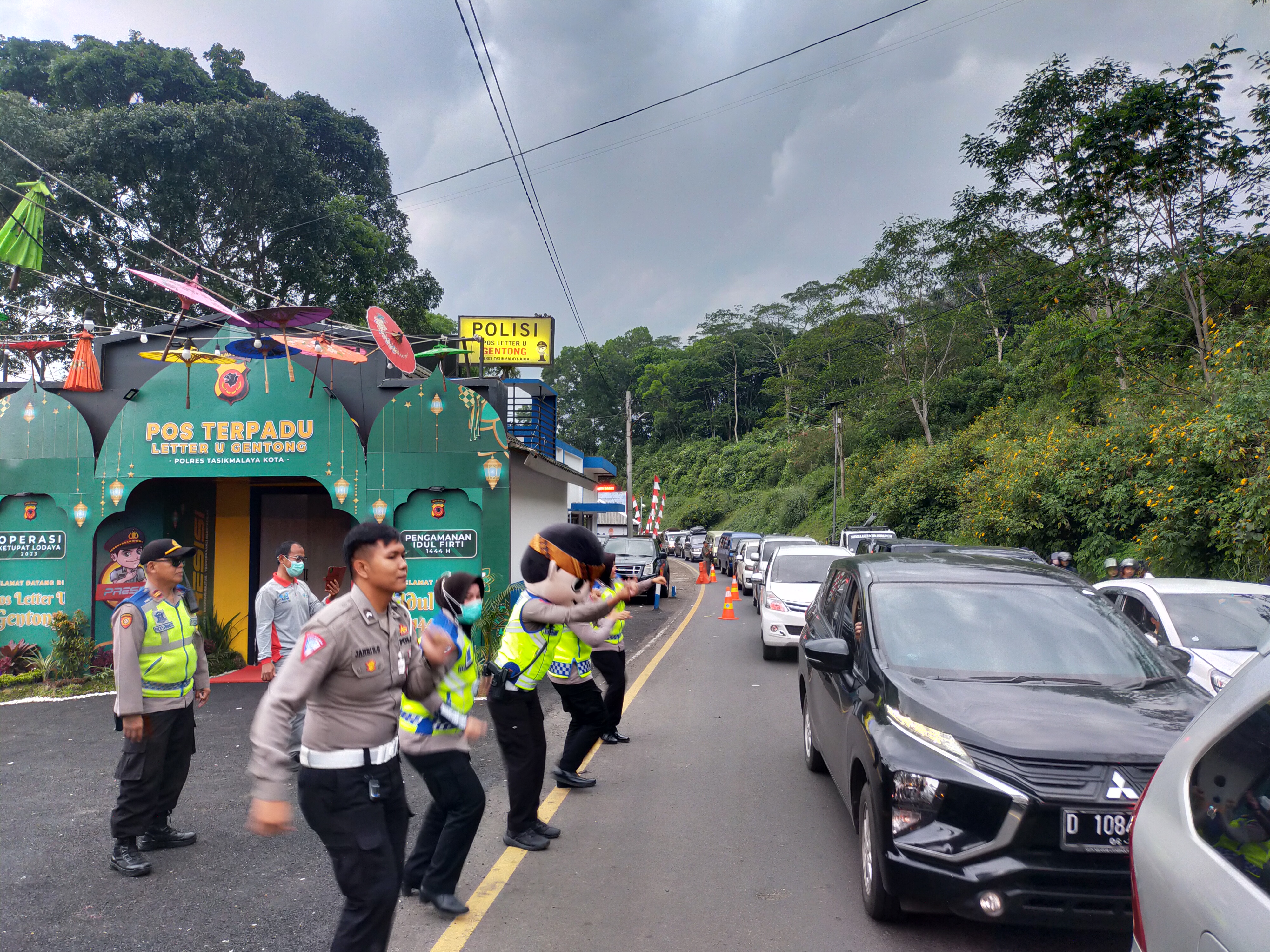 Anggota Polres Kota Tasikmalaya menghibur para pemudik yang melintasi jalur selatan, Jawa Barat.