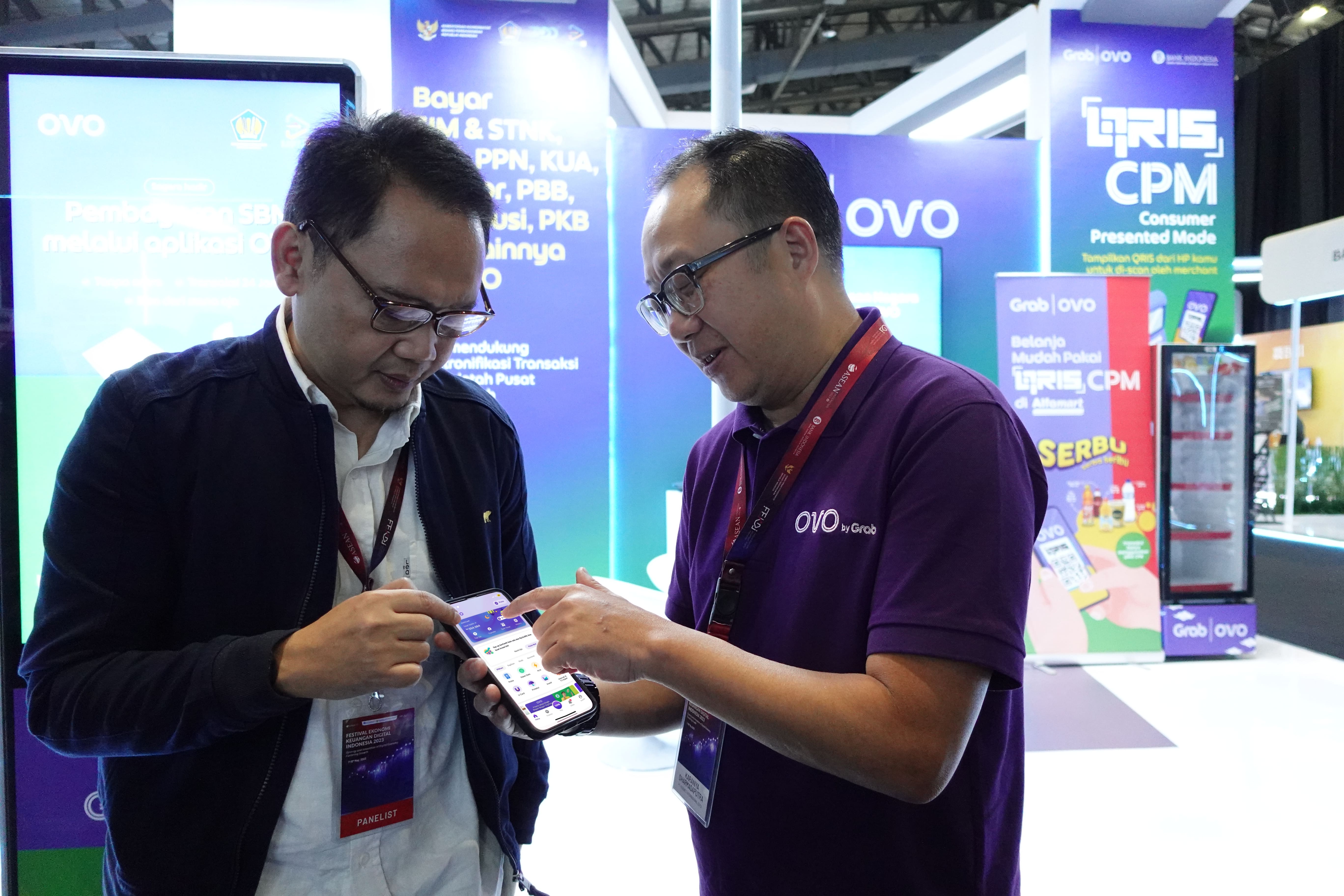Presiden Direktur OVO Laraniya Dharmasaputra mendemonstrasikan pembayaran penerimaan negara melalui aplikasi 