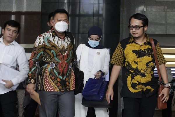 Brigjen Endar Priantoro (kiri)