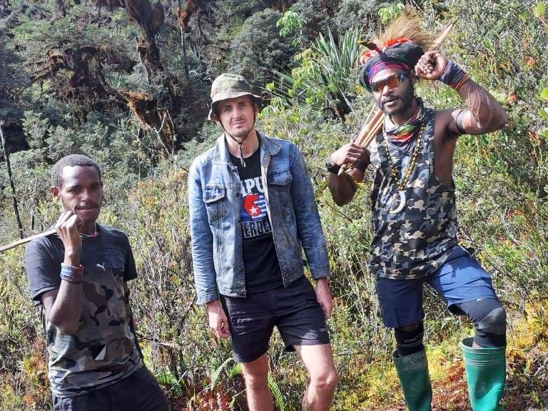 Pilot Susi Air asal Selandia Baru Phillip Mehrtens bersama Kelompok Kriminal Bersenjata