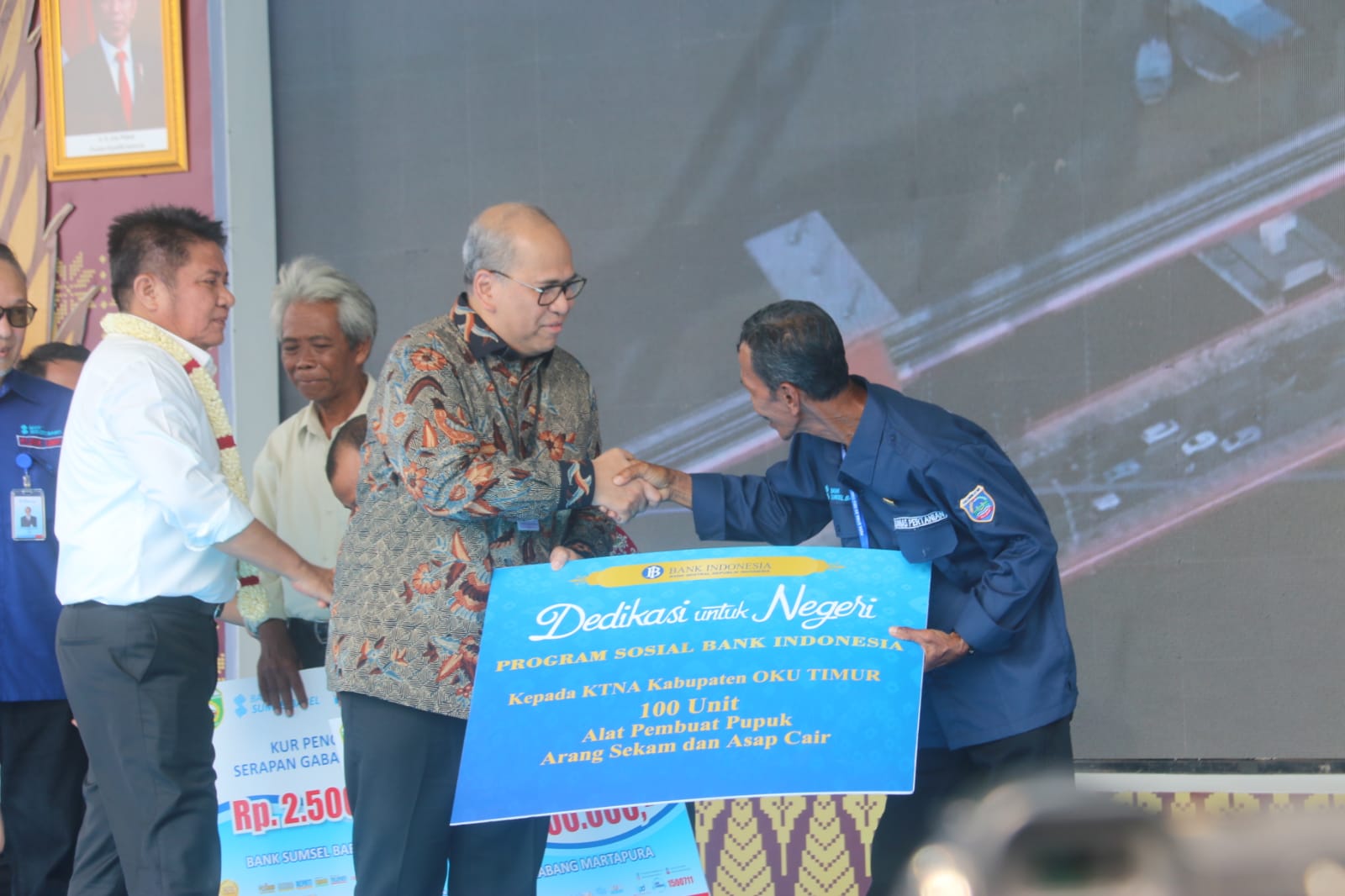 Kepala Perwakilan BI Sumsel R. Erwin Soeriadimadja memberikan secara simbolis Program Sosial BI kepada anggota KTNA di Sumsel. 