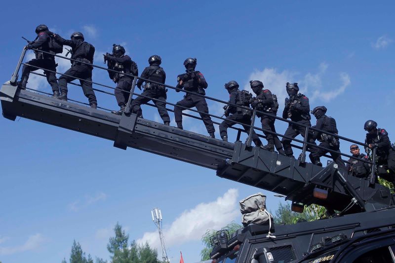 Sejumlah anggota Brimob Polda NTT melakukan simulasi pengoperasian kendaraan taktis saat apel untuk persiapan pengamanan KTT ASEAN.