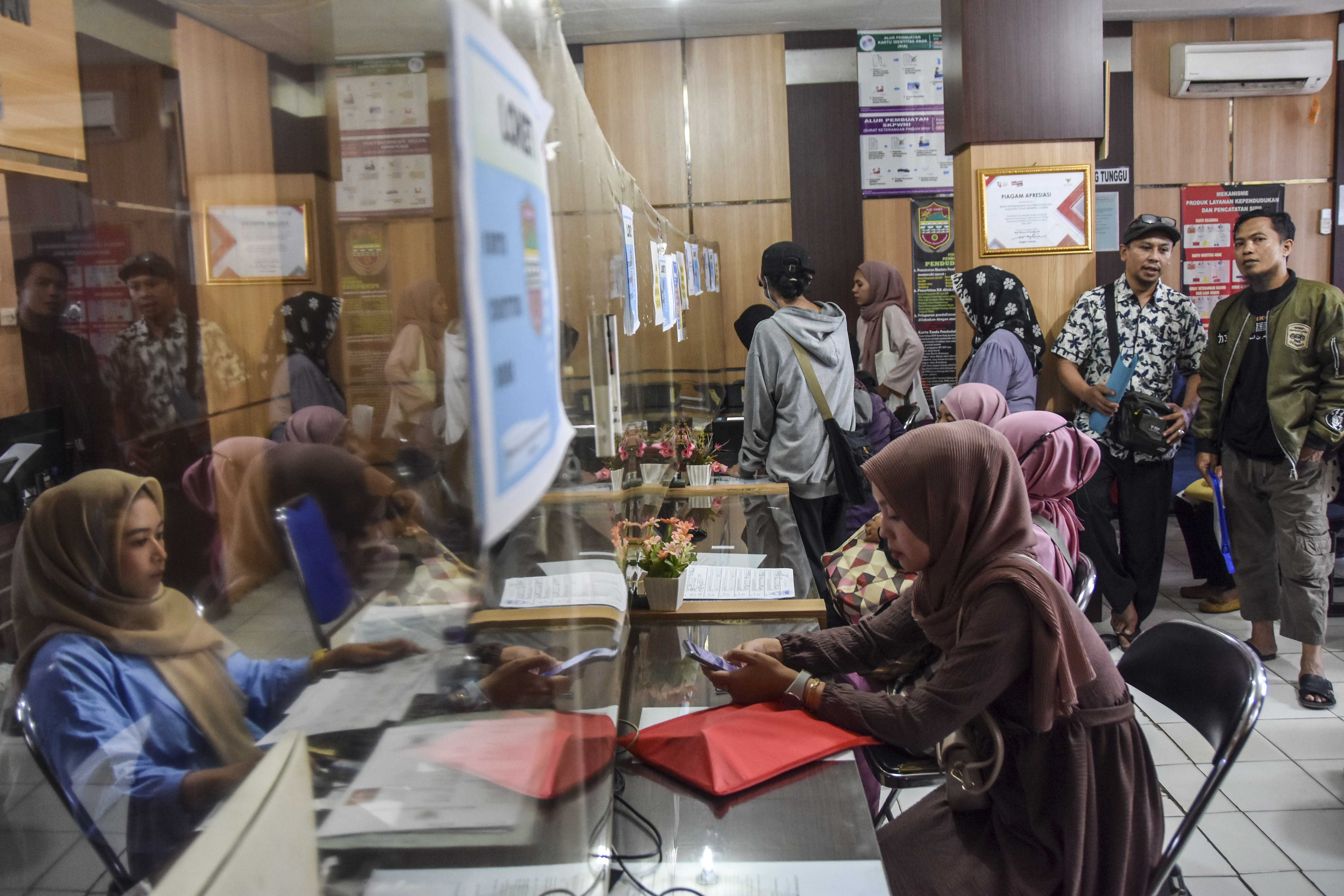 Ilustrasi masyarakat mengurus dokumen kependudukan.