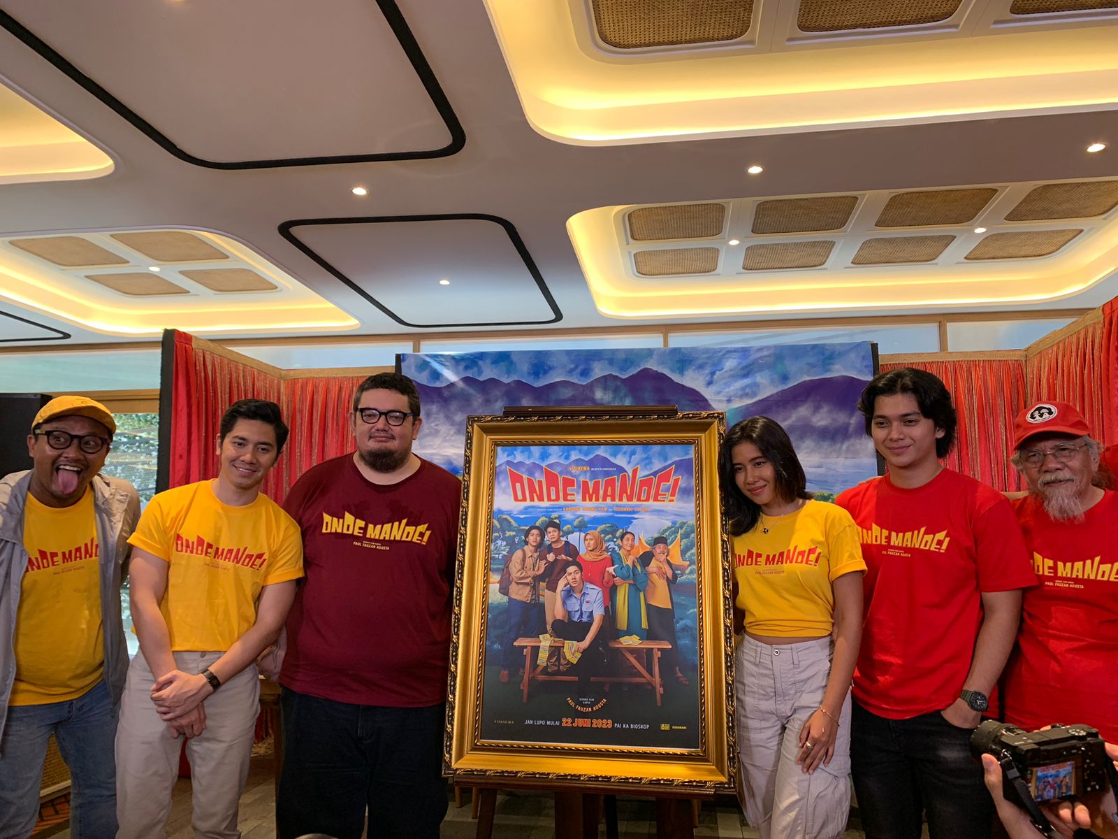 Produser, sutradara, dan pemain film Onde Mande!