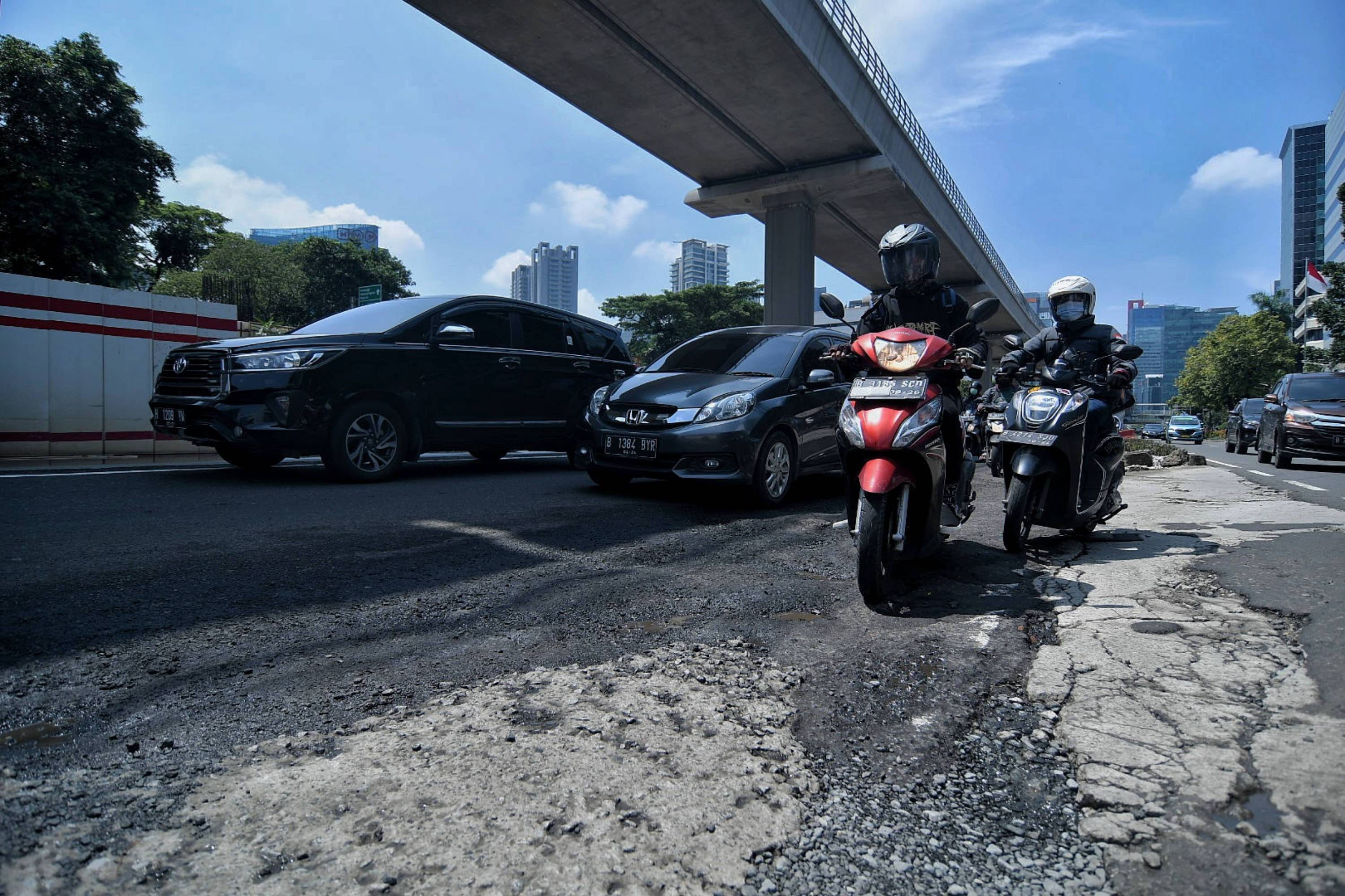 Jalan rusak di Jalan Rasuna Said, Jakarta.