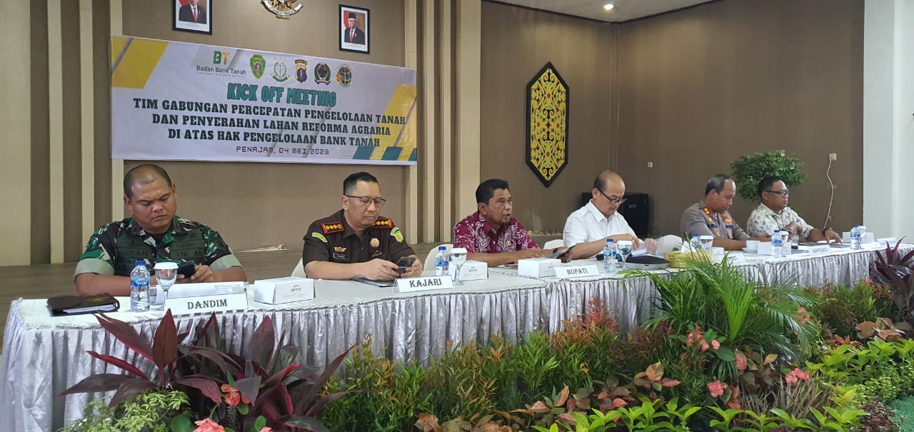 Badan Bank Tanah membentuk tim gabungan percepatan pengeloan tanah dan penyerahan lahan reforma agraria di Kabupaten Penajam Paser Utara.