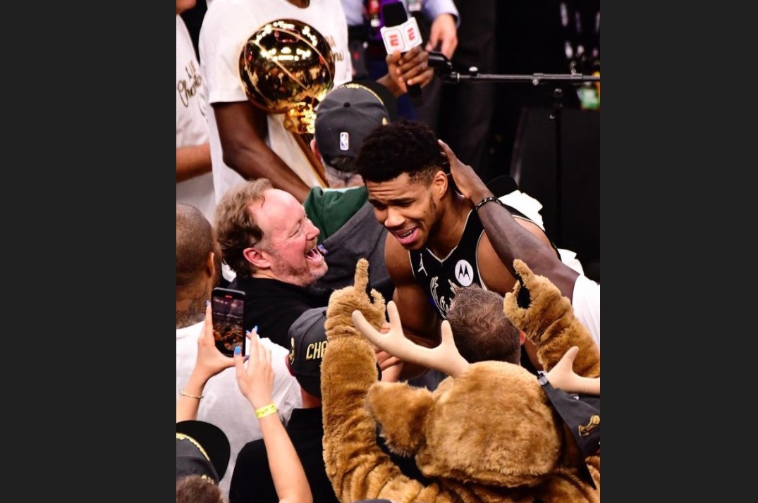 Forward Milwaukee Bucks Giannis Antetokounmpo dan pelatih Mike Budenholzer