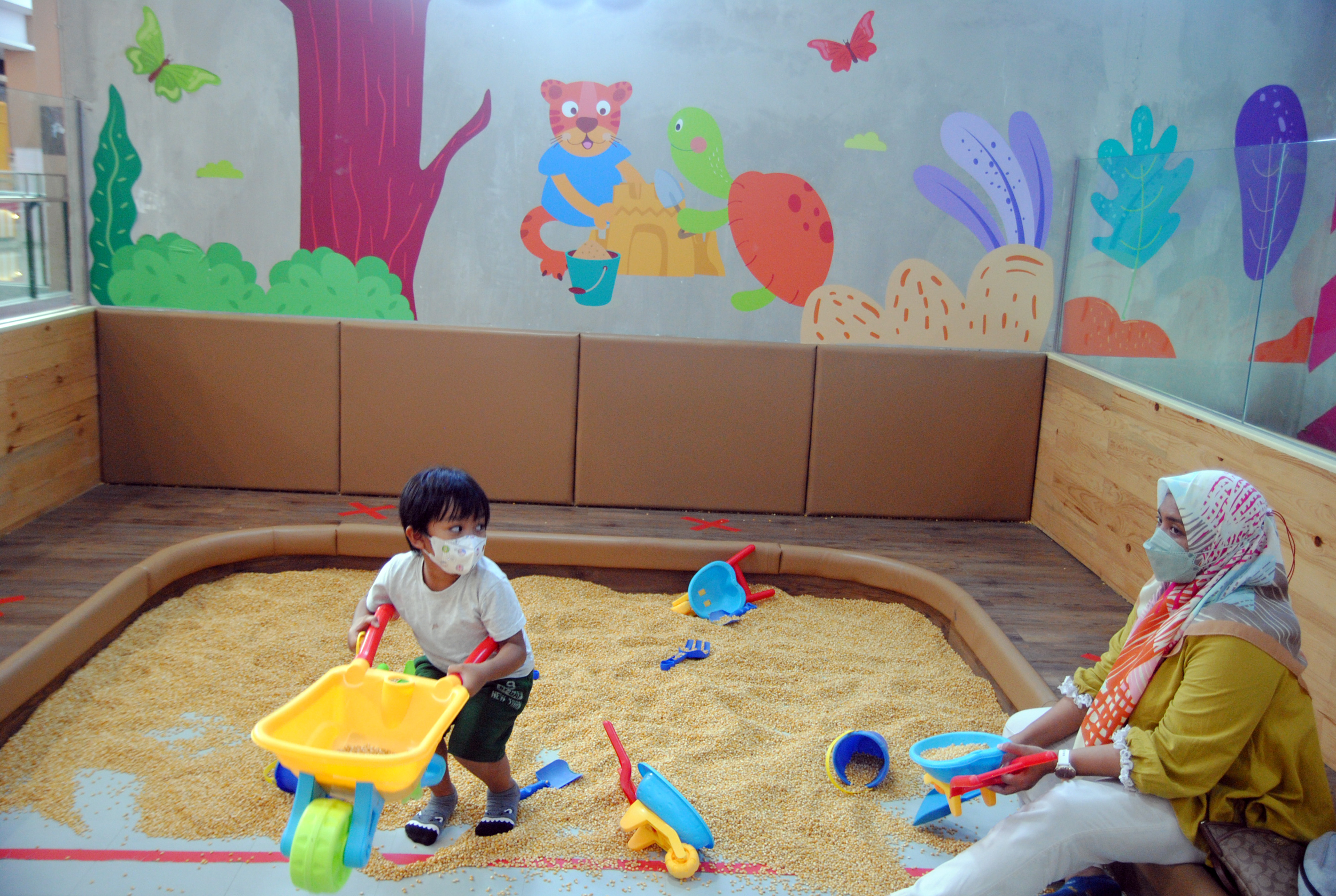 Orang tua mendampingi anaknya bermain di wahana permainan anak di Kota Bogor, Jawa Barat, Sabtu (23/10/2021).