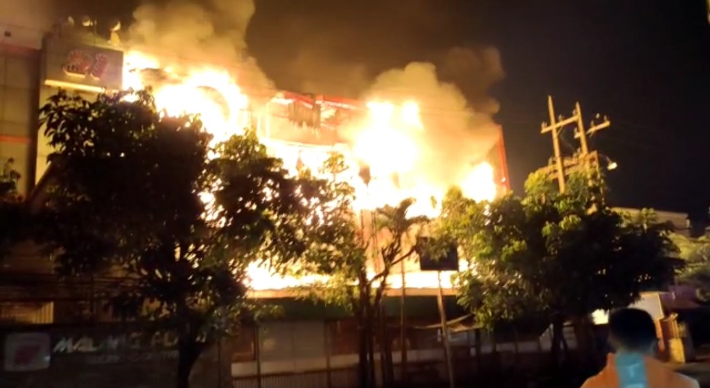 Kebakaran di Gudang Oli Bekas di Tangerang Lukai Tiga Orang