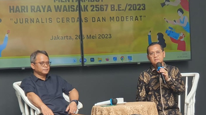 Dirjen Bimas Buddha Kemenag Supriyadi (kanan) dan Staf Khusus Bidang Komunikasi dan Media Menteri Agama Wibowo Prasetyo (kiri) 