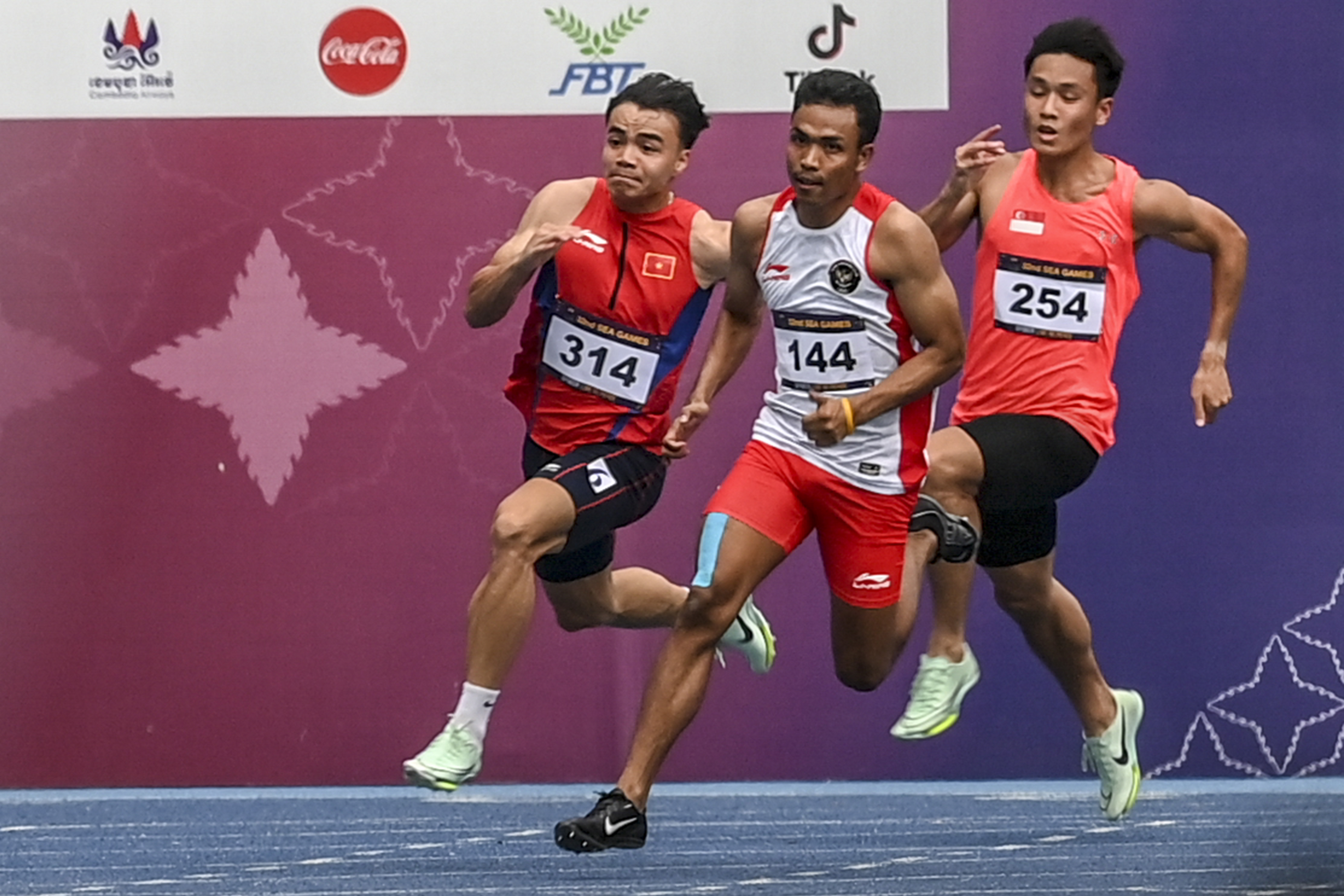 Pelari Indonesia Lalu Muhammad Zohri (tengah) saat bertanding di nomor lari 200 meter di SEA Games 2023.