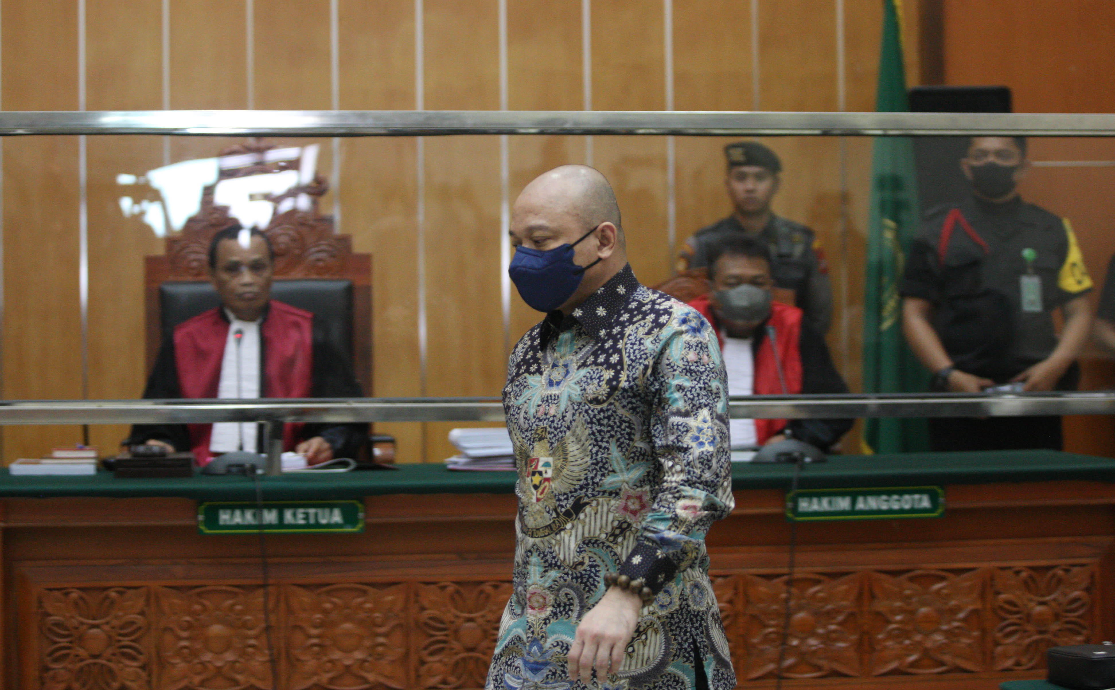 Terdakwa mantan Kapolda Sumatera Barat Irjen Teddy Minahasa memasuki ruang sidang untuk menjalani sidang pembacaan vonis oleh Majelis Hakim 