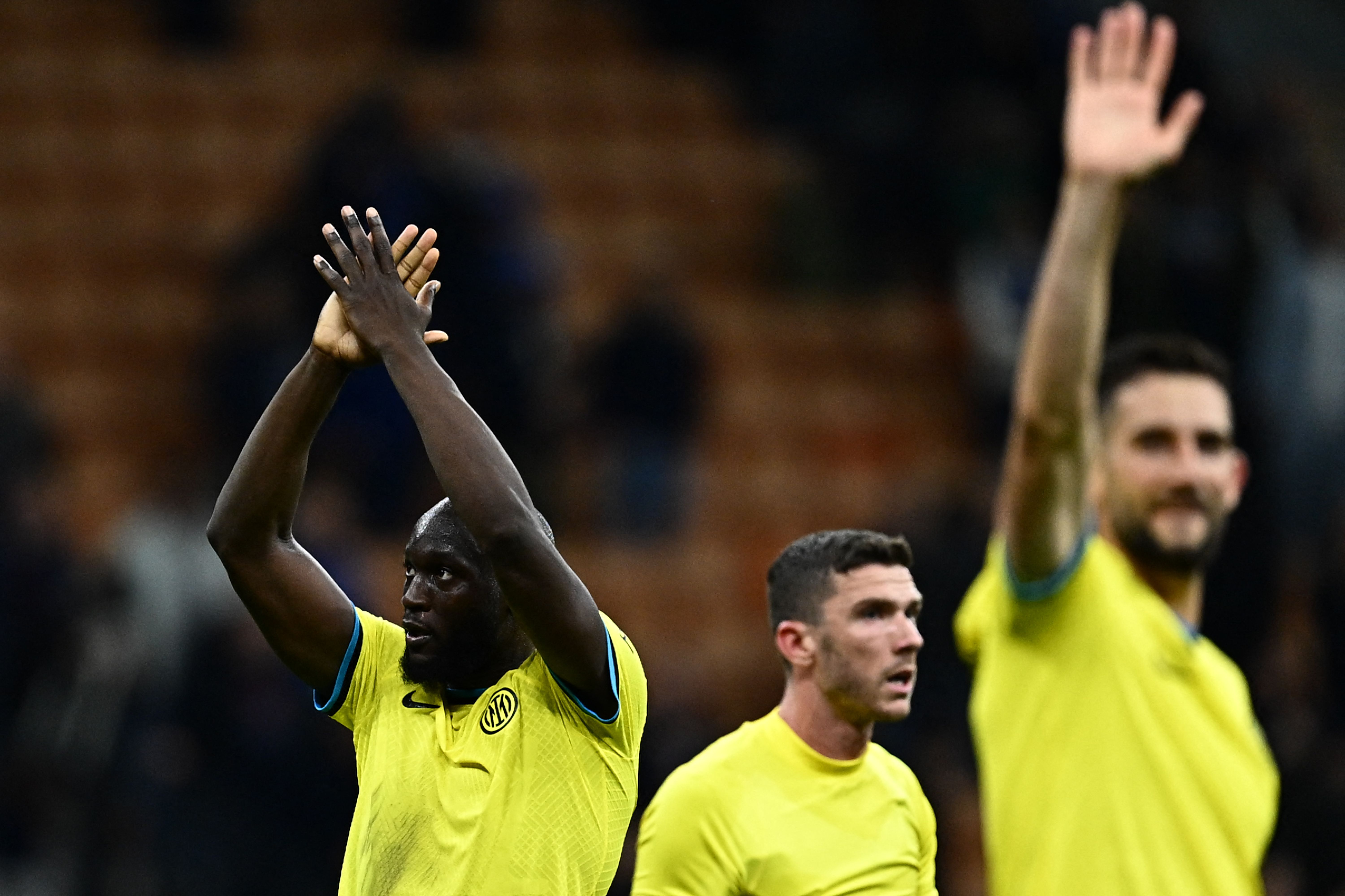 Penyerang Inter Milan Romelu Lukaku menyapa para pendukung usai laga Serie A melawan Sassuolo.