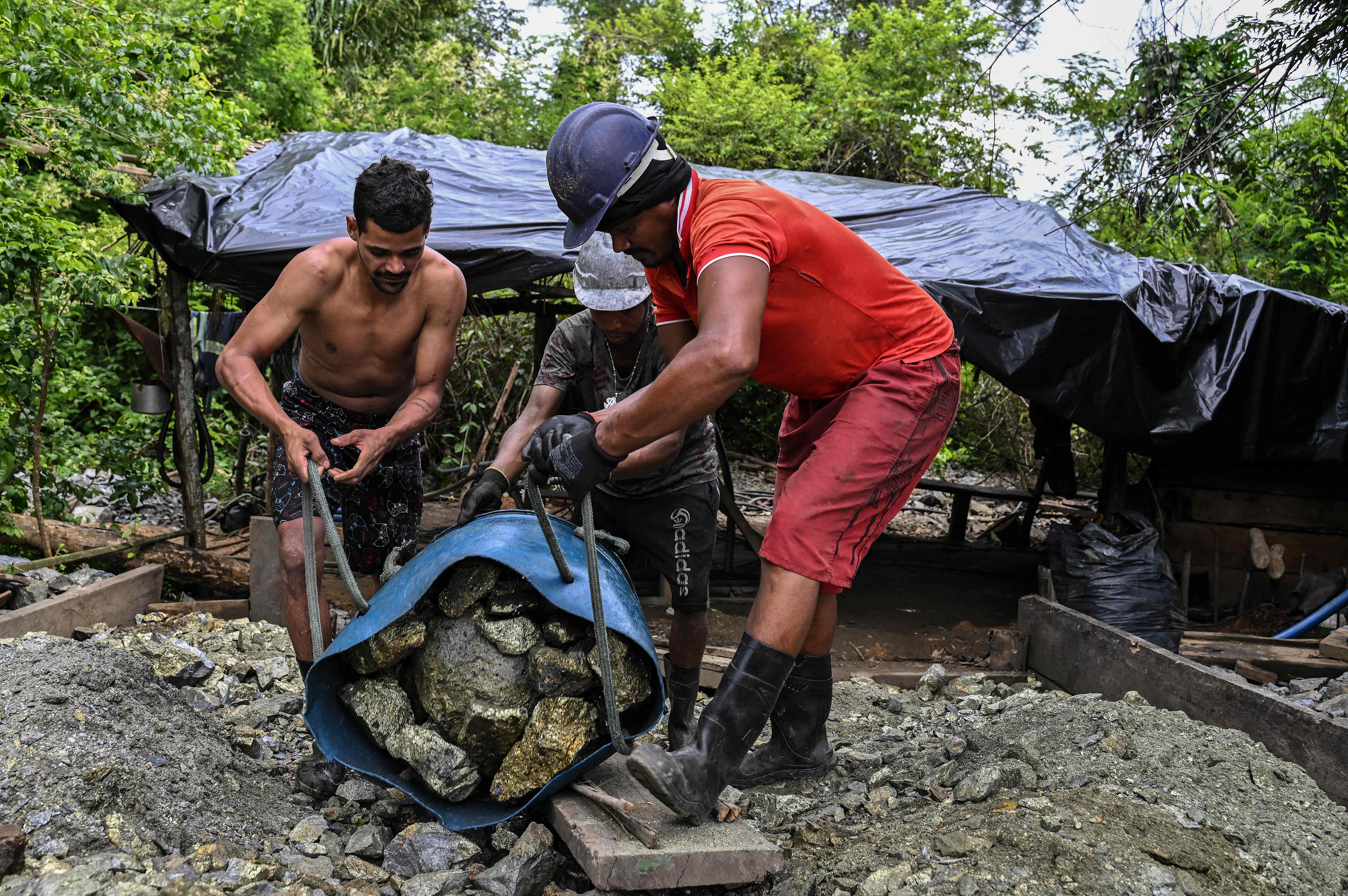 Penambangan ilegal di tepi hutan tropis Amazon, Brasil.