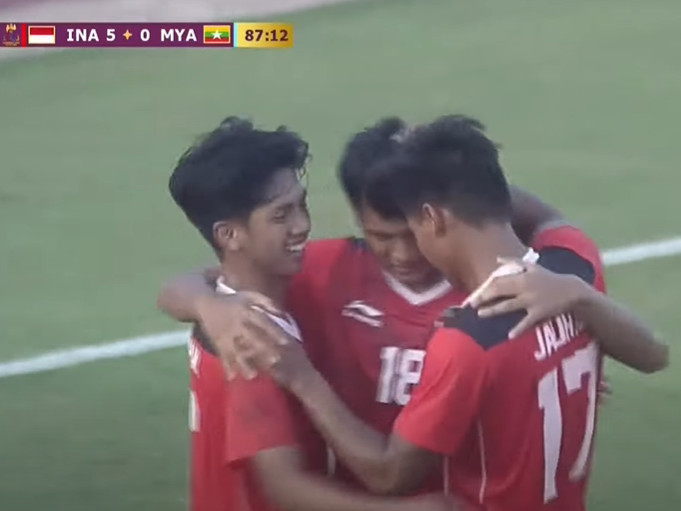 Pemain Timnas U-22 melakukan selebarasi usai unggul 5-0 melawan Myanmar