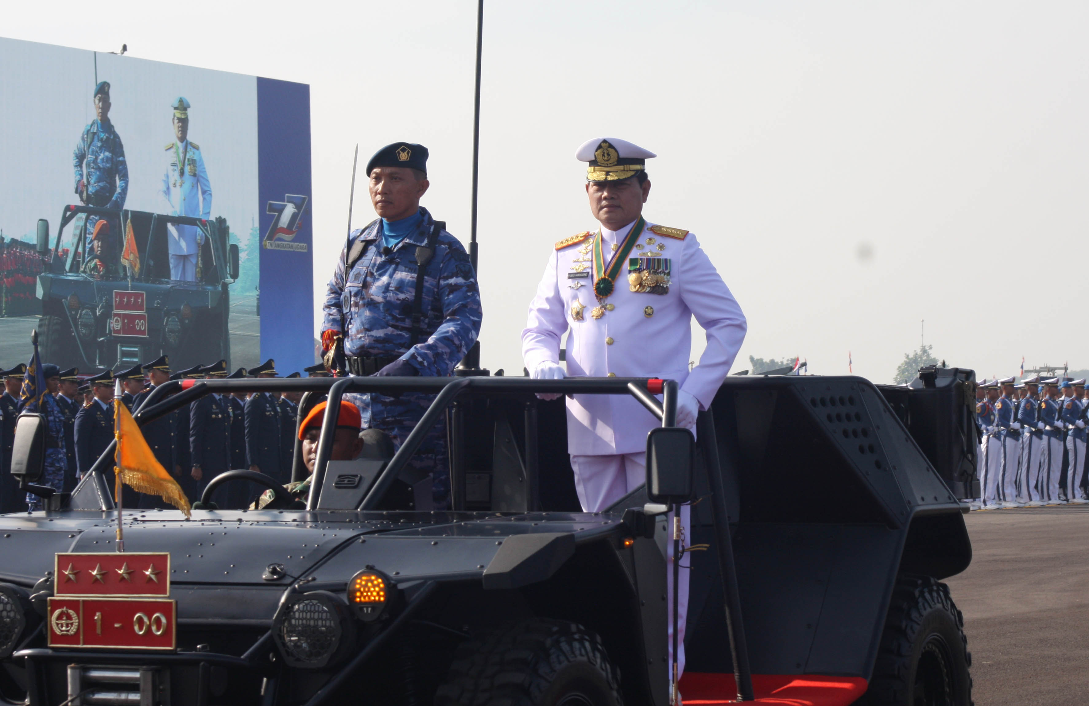 Panglima Laksamana Yudo Margono memeriksa pasukan pada peringatan hari ulang tahun (HUT) ke-77 TNI AU di Lanud Halim Perdanakusuma