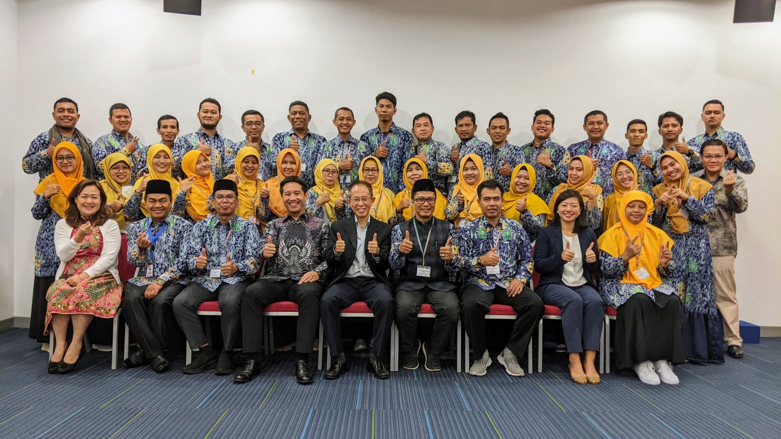 Peserta program STEM dan digitalisasi yang mengunjungi Nanyang Polytechnic International (NYPi) berpose bersama.