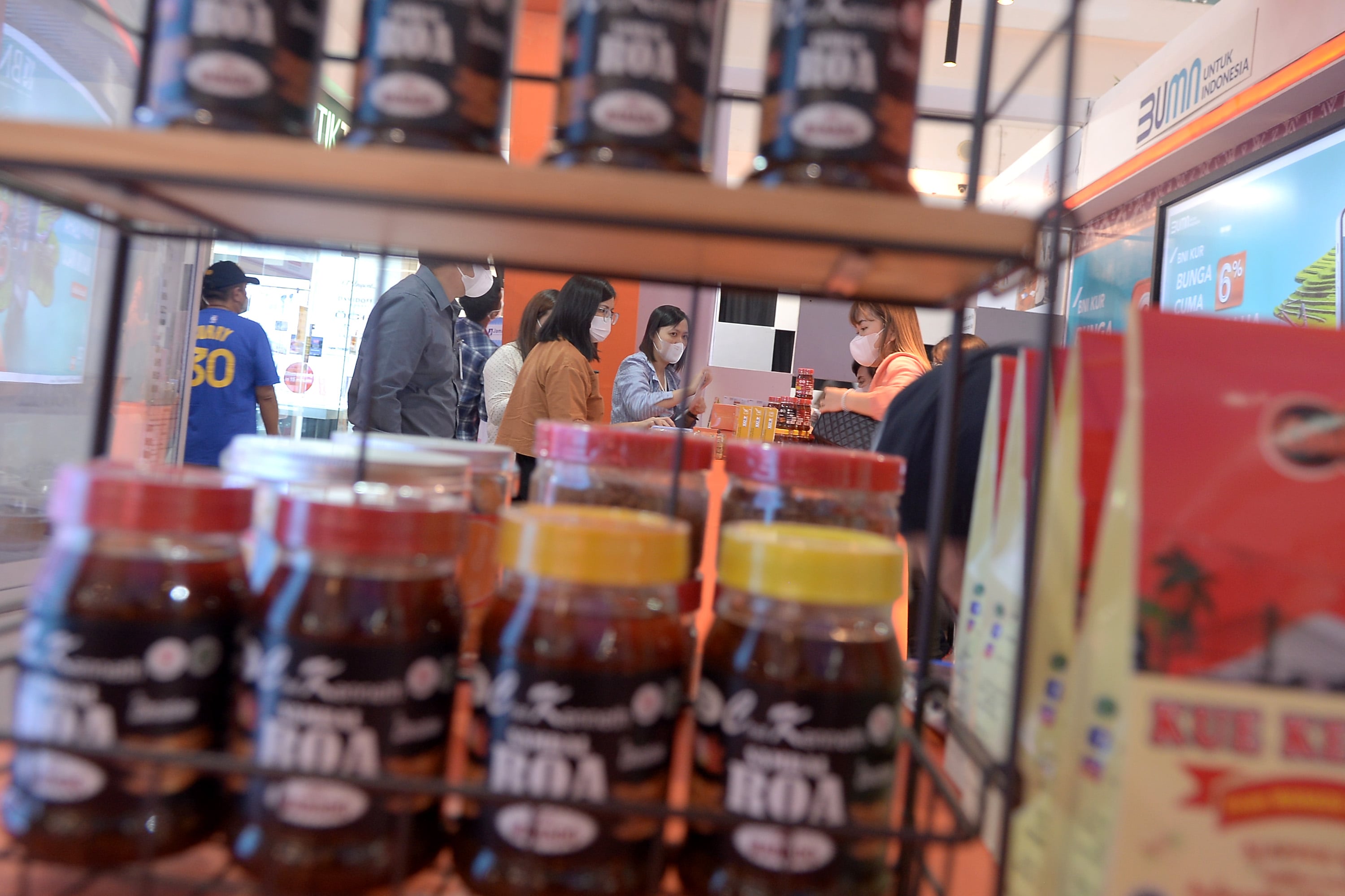 Sejumlah pengunjung membeli produk usaha menengah, kecil dan mikro (UMKM) pada kegiatan Festival KUR dan UMKM di Manado, Sulawesi Utara.