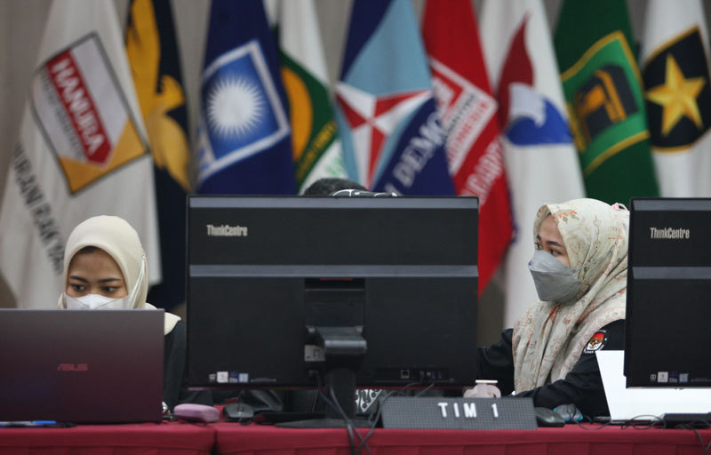 KPU dinilai tidak wajib berkonsultasi untuk merevisi PKPU, terkait keterwakilan perempuan di parlemen.