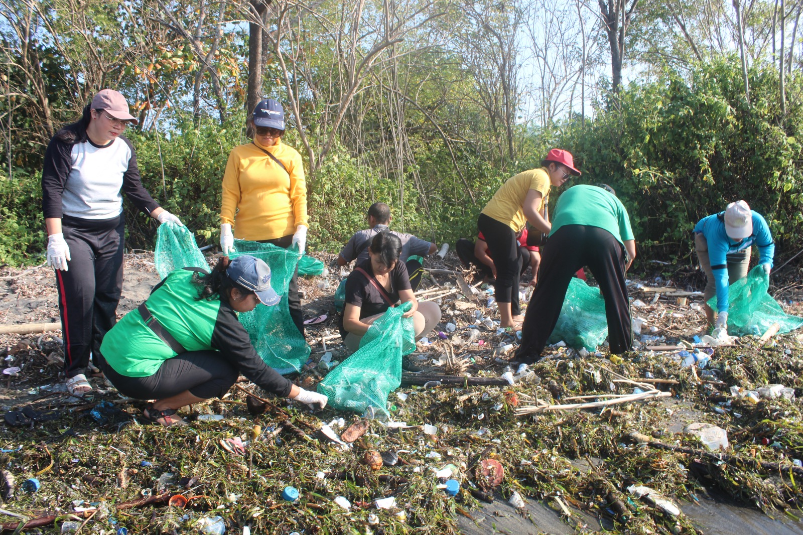 Warga Desa Sidakarya gotong royong membersihkan pesisir pantai