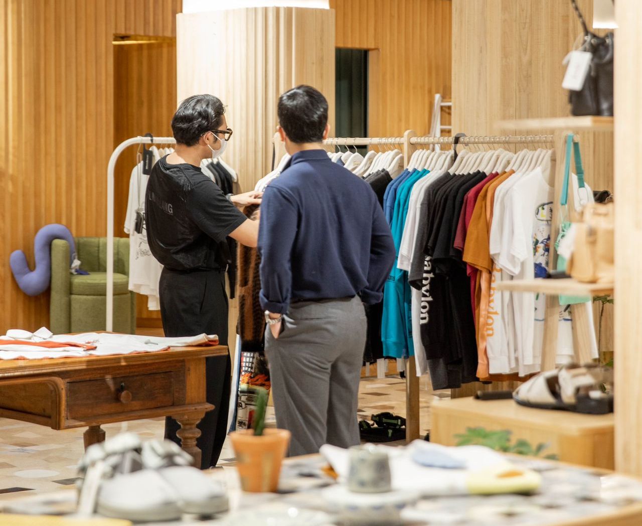 Touche, toko fesyen yang berbasis di Bandung, Jawa Barat, mengusung konsep unik dengan menggandeng desainer lokal.