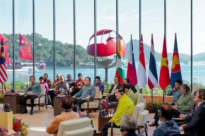 Presiden Joko Widodo pimpin sesi retreat KTT ke-42 ASEAN, Kamis (11/5)