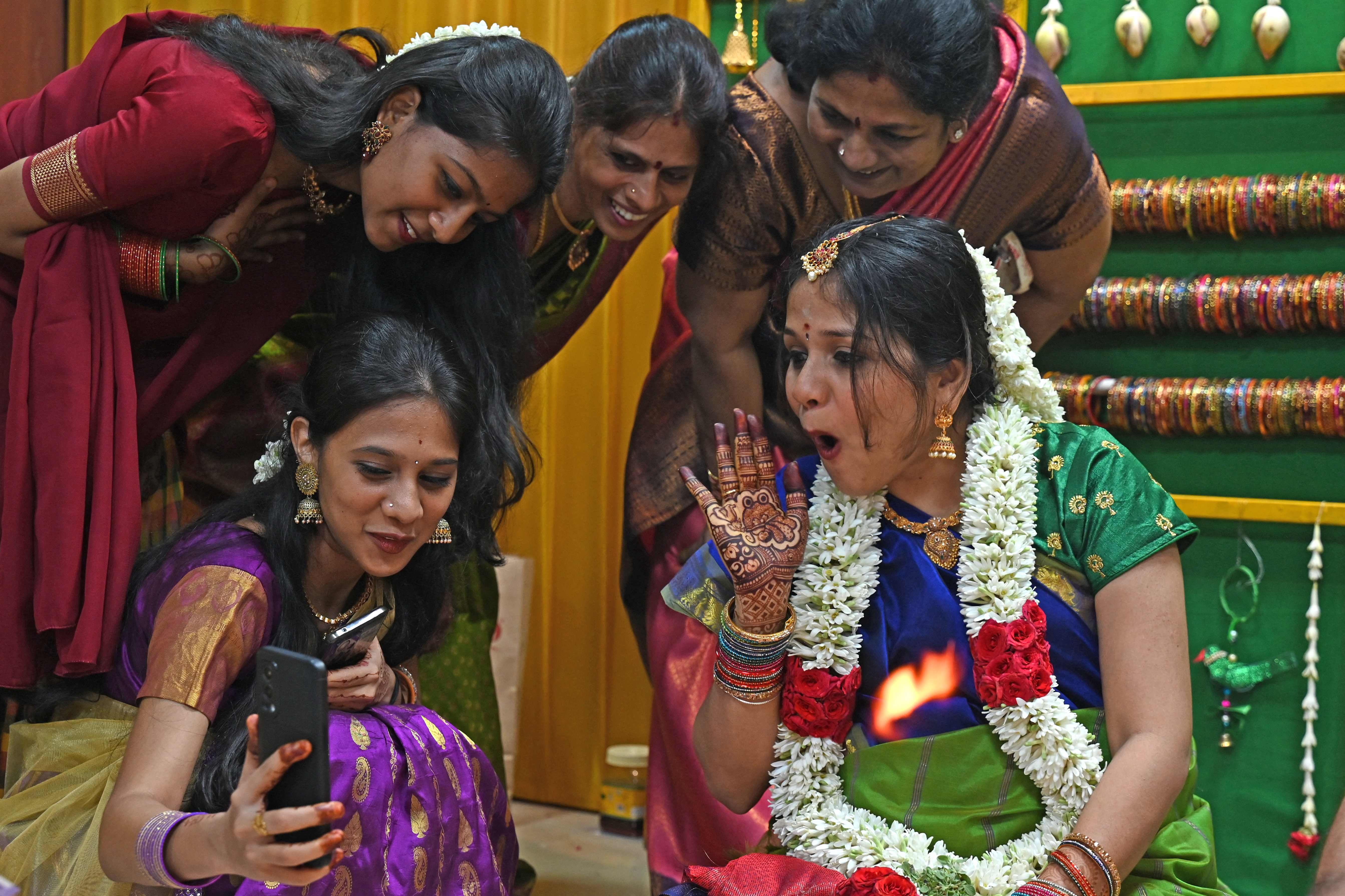 Sejumlah ibu muda di India