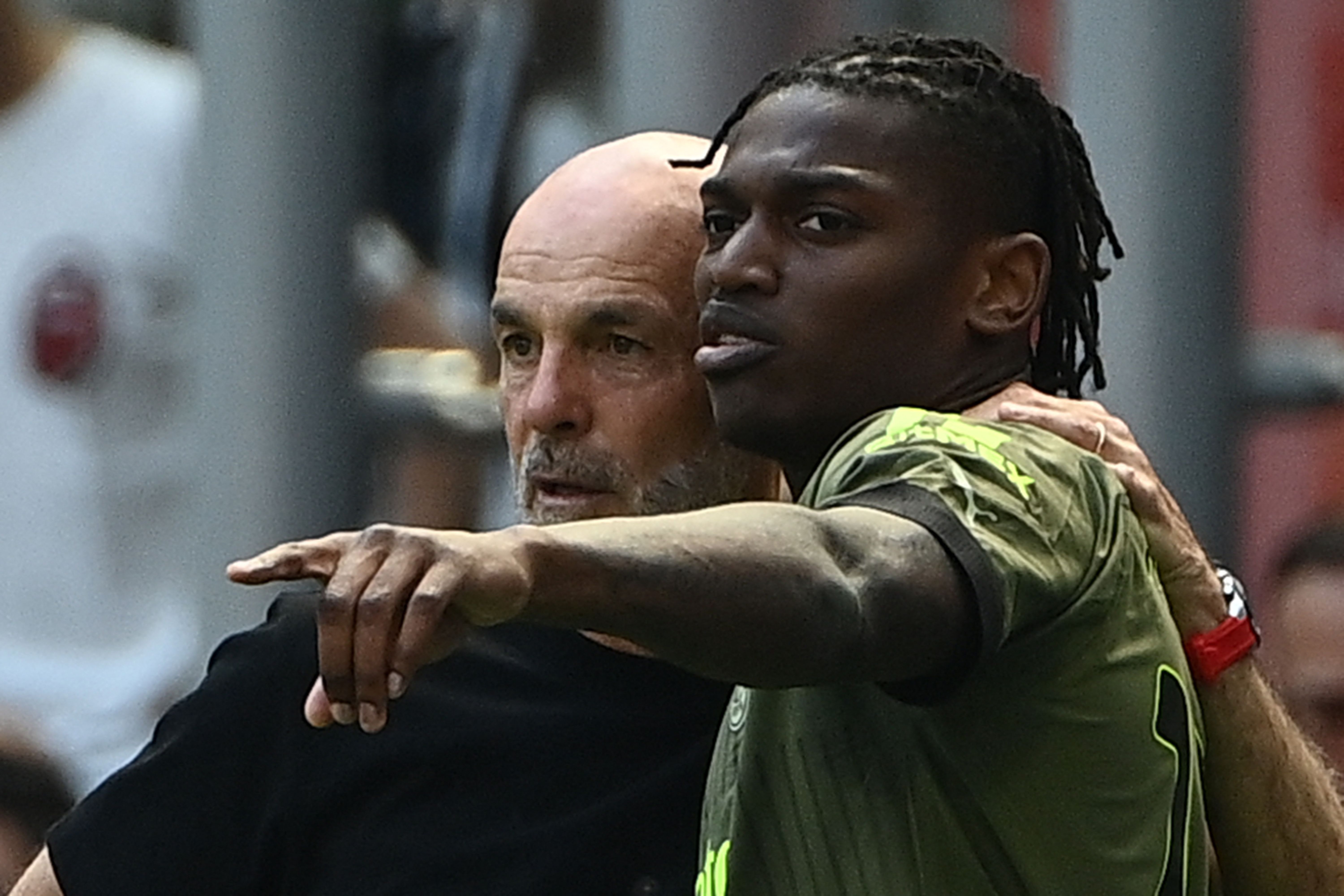 Penyerang AC Milan Rafael Leao (kanan) berbicara dengan pelatih AC Milan Stefano Pioli saat pertandingan melawan Lazio, Sabtu (6/5/2023).