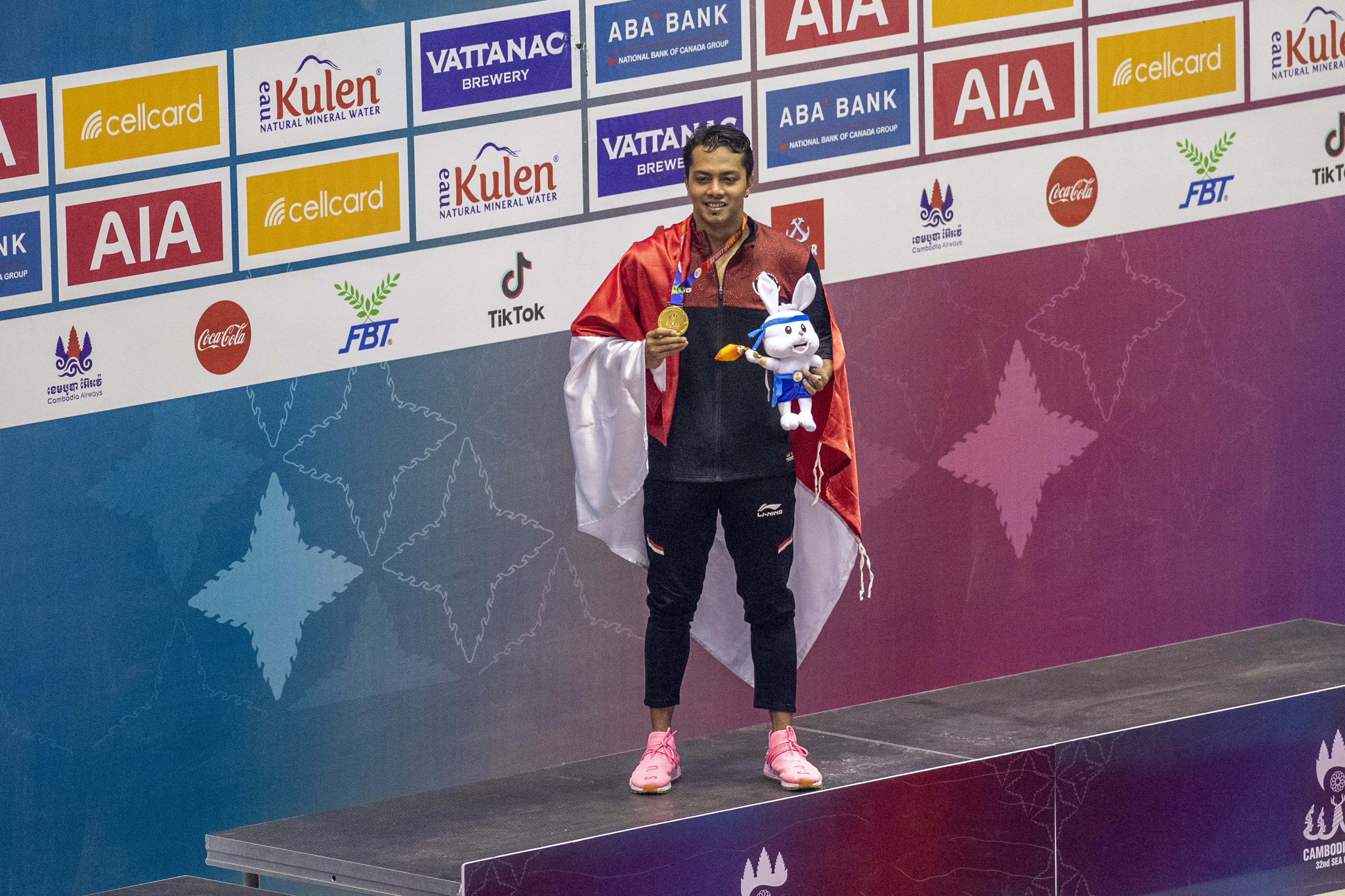 Perenang Indonesia I Gede Siman Sidartawa saat memenangkan medali emas nomor 50 meter gaya punggung di SEA Games 2022.