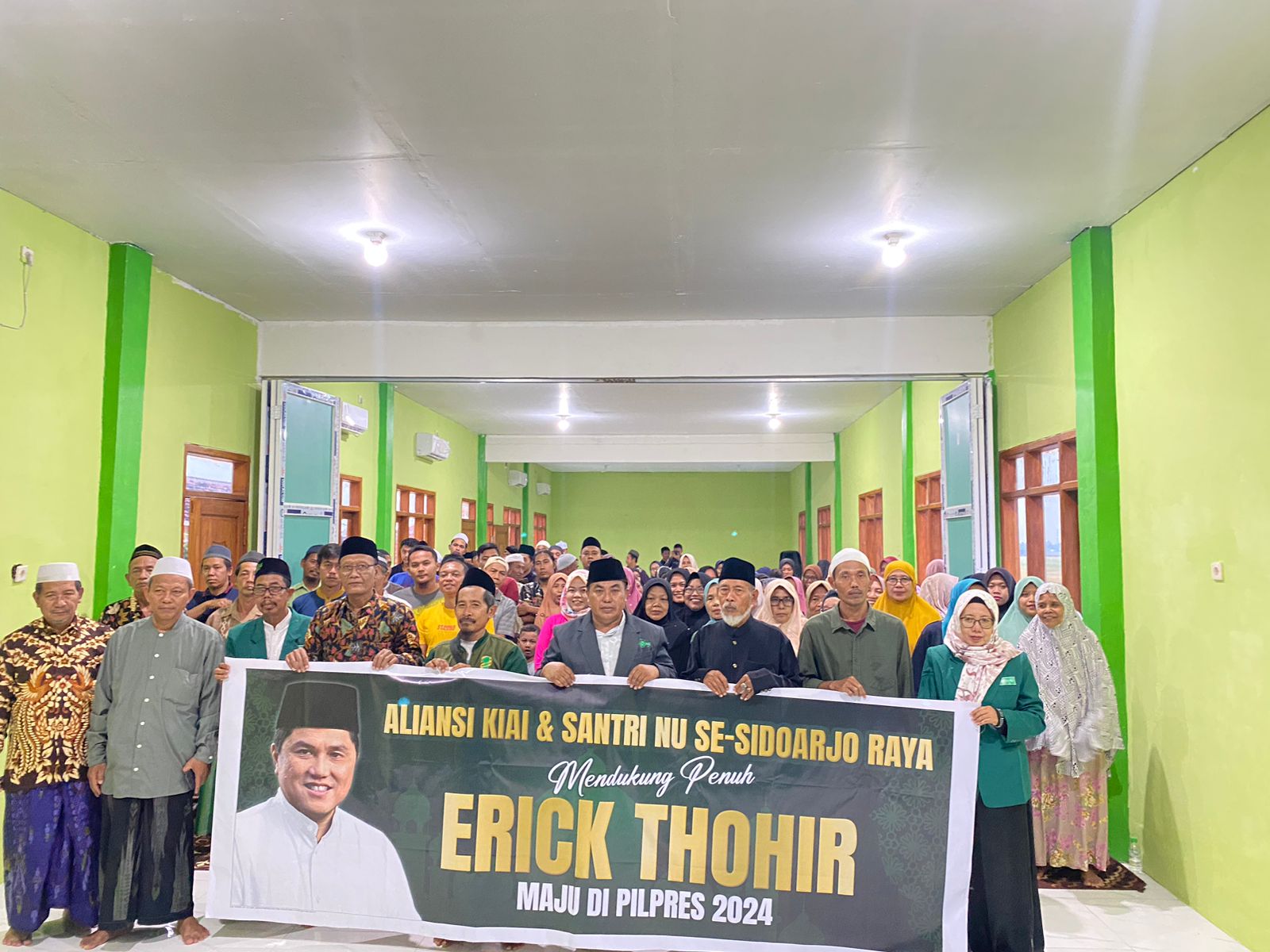 Aliansi Kiai dan Santri NU Se-Sidoarjo Raya melakukan deklarasi memberi dukungan kepada Erick Thohir untuk maju dalam Pilpres 2024.