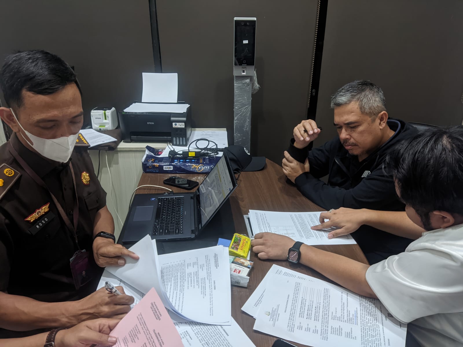 Kejaksaan telah menangkap pihak swasta yang berkaitan dengan kasus dugaan korupsi proyek pembangunan Menara Base Transceiver Station (BTS) 