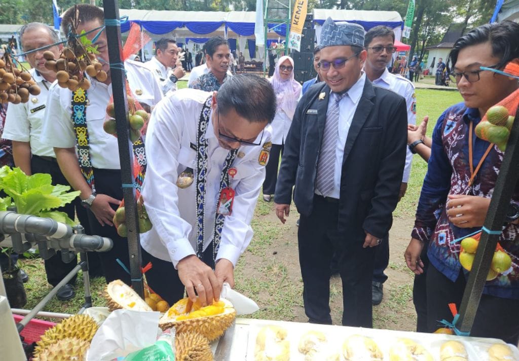 Wakil Walikota Banjarbaru, Wartono mencicipi durian hasil panen siswa SMK PPN Banjarbaru