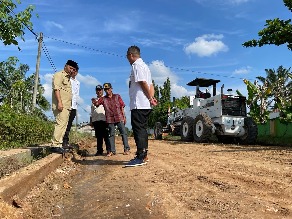 Pj Bupati Muba Apriyadi meninjau perbaikan jalan di Desa Karya Maju, Kecamatan Keluang, Kabupaten Muba.