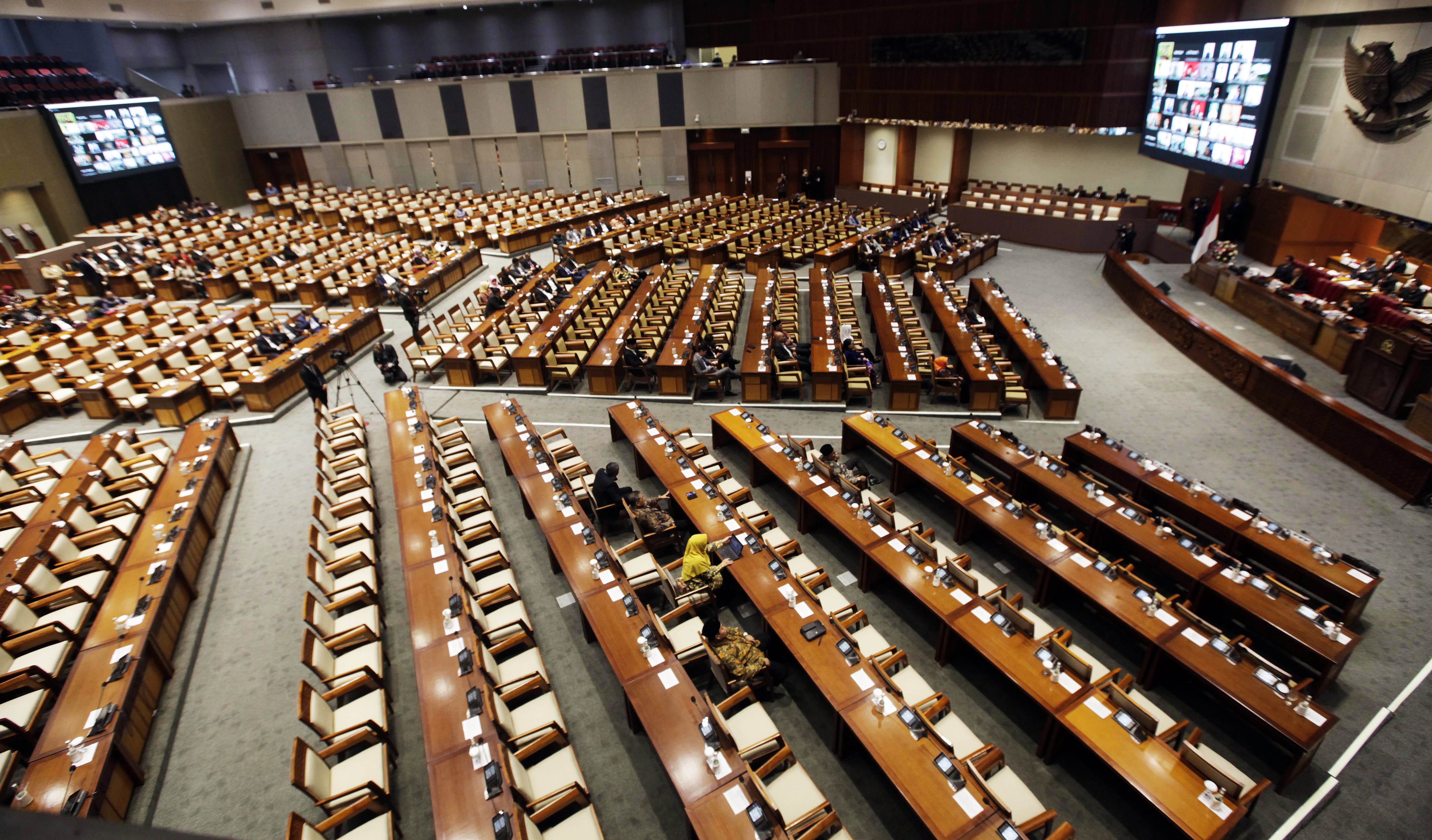 Anggota dewan mengikuti rapat paripurna pembukaan masa sidang V tahun 2022-2023 