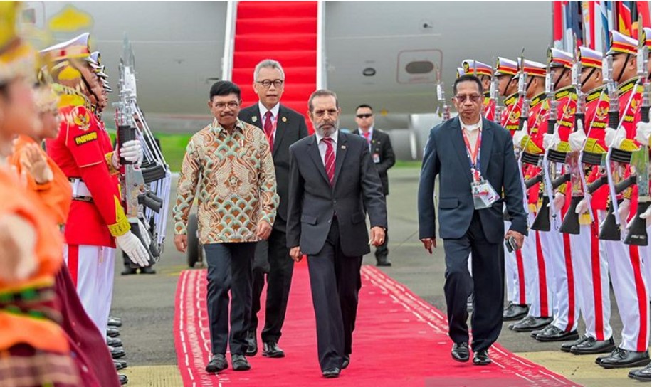 Perdana Menteri Timor Leste Taur Matan Ruak (tengah) tiba di Bandara Internasional Komodo, Labuan Bajo, NTT untuk menghadiri KTT ASEAN.