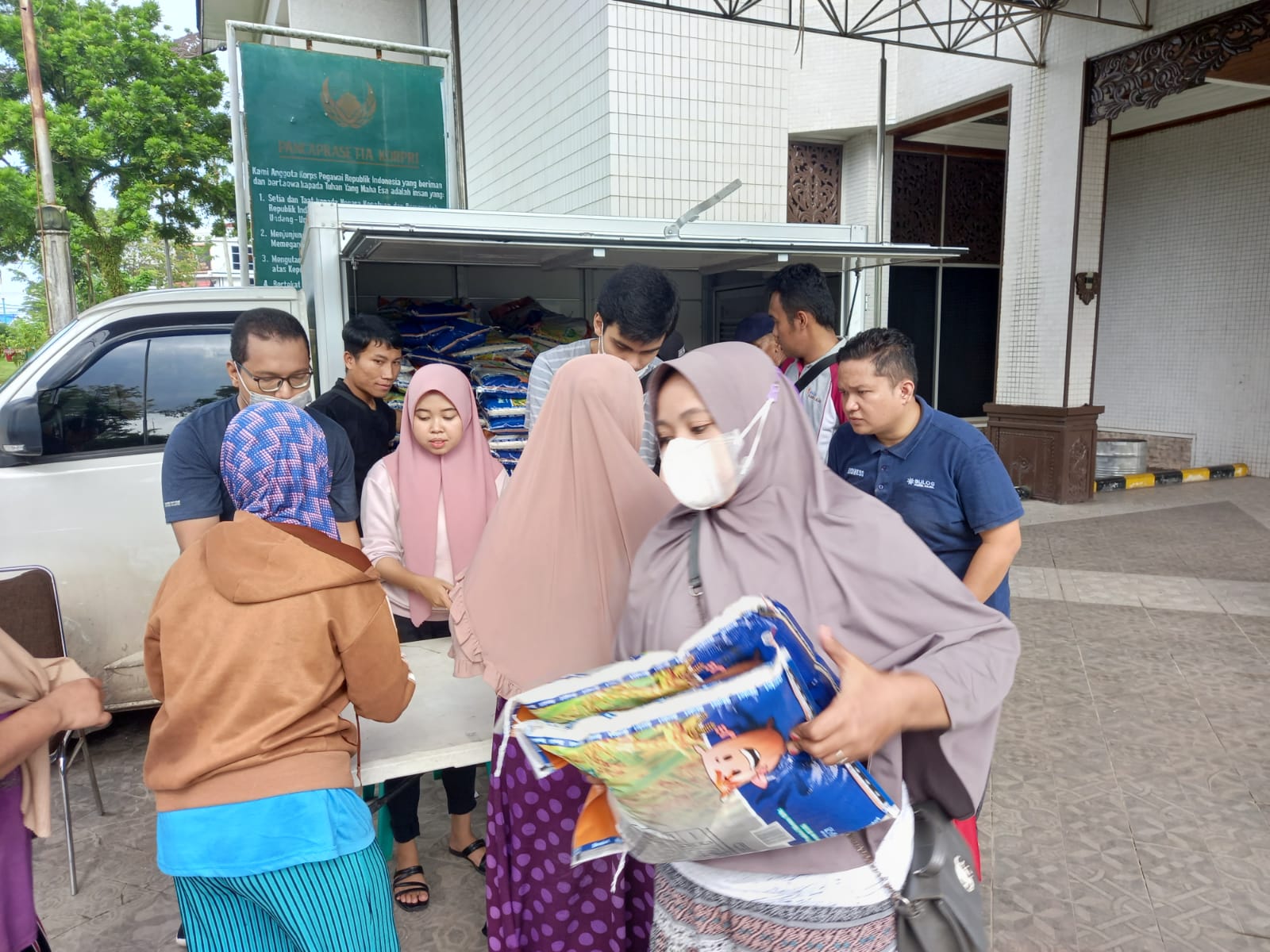 Warga membeli barang kebutuhan pokok dari pasar murah yang digelar Pemprov Kalimantan Selatan