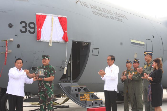 Menhan Prabowo Subianto menyerahkan pesawat Super Hercules pada TNI AU