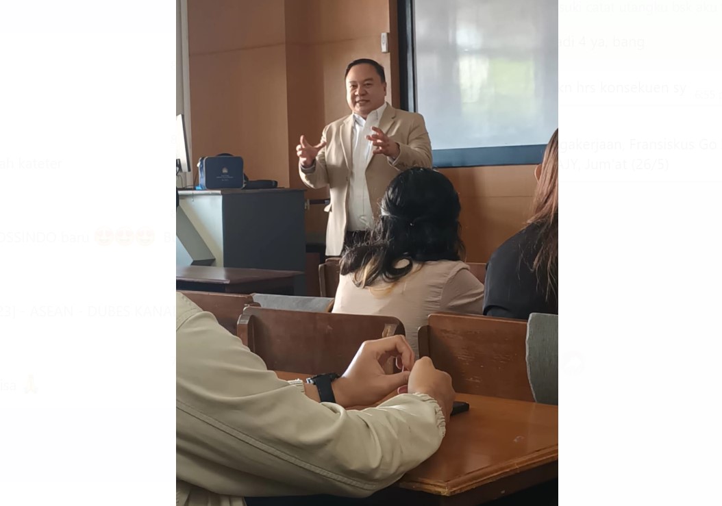 Pengusaha sekaligus Pemerhati Ketenagakerjaan, Fransiskus Go, memberi kuliah wirausaha kepada mahasiswa UAJY, Jumat (26/5).