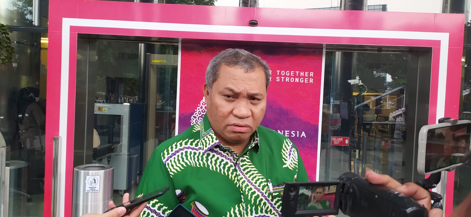 KPK memiliki bukti kuat dalam dugaan perintangan penyidikan yang dilakukan Roy Rening. Ia diduga melanggar atas kemauannya sendiri.