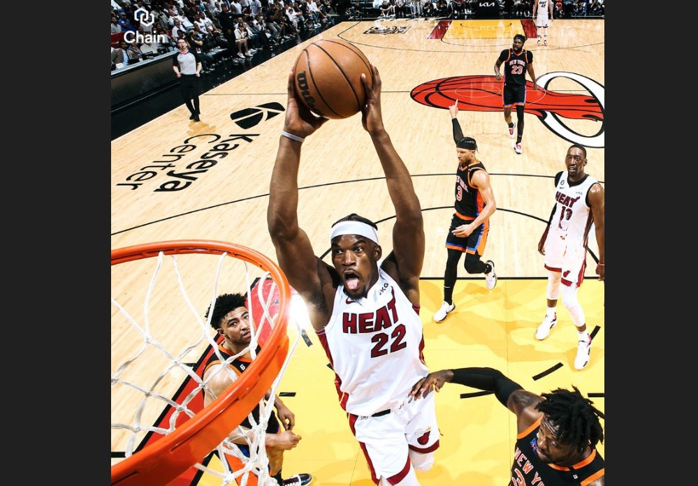 Pebasket Miami Heat Jimmy Butler akan melakukan dunk di laga playoff NBA melawan New York Knicks.