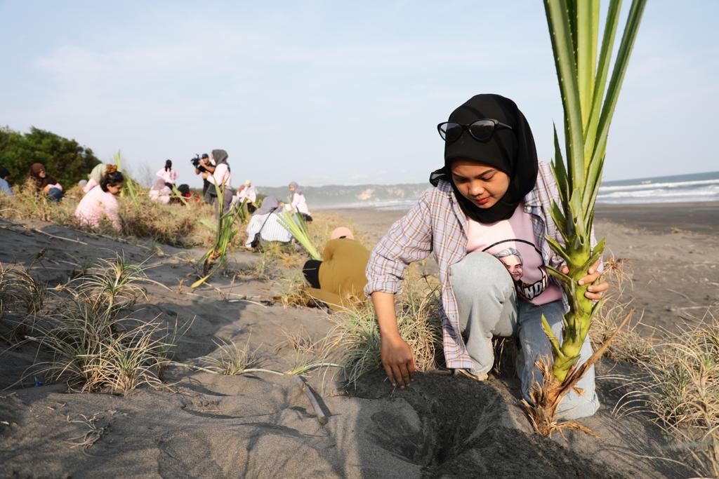 Srikandi Ganjar DIY Tanam Pandan Laut dan Bersih-Bersih Pantai di Bantul